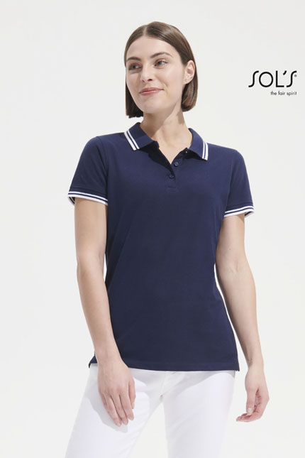 Pasadena Women - 00578POLO-SHIRTS / SOLSΓυναικείο πόλο πικέΣχέδιο και Χαρακτηριστικά: Το γυναικείο πόλο πικέ διαθέτει κοντά μανίκια και πλαϊνά σκισίματα για άνεση στην κίνηση. Η πατιλέτα διαθέτει 3 κουμπιά στον ίδιο τόνο και επιπλέον κουμπί στην εσωτερική ραφή, ενώ ο ριπ γιακάς και τα μανίκια προσθέτουν στυλ. Διατίθεται σε μια στενή γραμμή με ριγέ διχρωμία στο γιακά και τα μανίκια, κάνοντάς το ιδανικό για επαγγελματική χρήση.  - Εφαρμογή ως Επαγγελματική Ένδυση: Ιδανικό για εργαζόμενους σε εταιρείες που απαιτούν κομψότητα και άνεση, το πόλο αυτό μπορεί να φορεθεί σε επαγγελματικά meetings ή κοινωνικές εκδηλώσεις.  - Υλικό και Άνεση: Κατασκευασμένο από πικέ 200g/m², 100% βαμβάκι Ringspun, προσφέρει άνεση και ανθεκτικότητα. Η παραλλαγή Grey melange περιέχει 85% βαμβάκι και 15% βισκόζη για έξτρα απαλότητα.  - Δυνατότητα Προσαρμογής: Διαθέτει δυνατότητα προσαρμογής με εκτυπώσεις λογοτύπου ή μηνύματος του πελάτη, διευκολύνοντας την εξατομίκευση στο χώρο εργασίας.  - Διαθέσιμο σε ποικιλία χρωμάτων ώστε να καλύψει όλες τις ανάγκες σας.